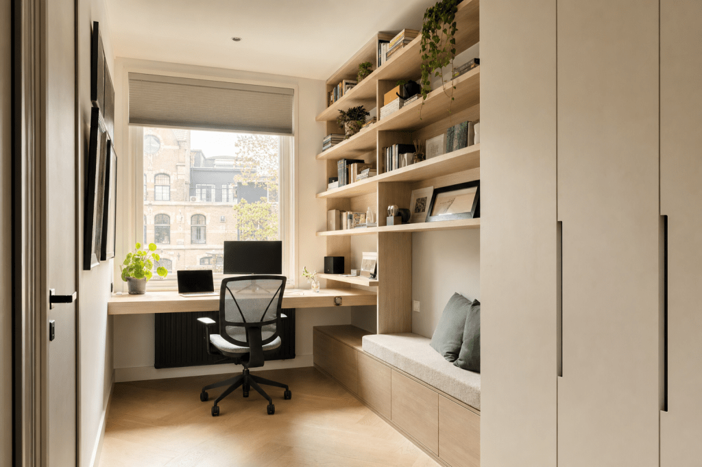 Hoe richt je een klein kantoor slim in zodat je meer opbergruimte én werkcomfort creëert zonder dat het vol aanvoelt?